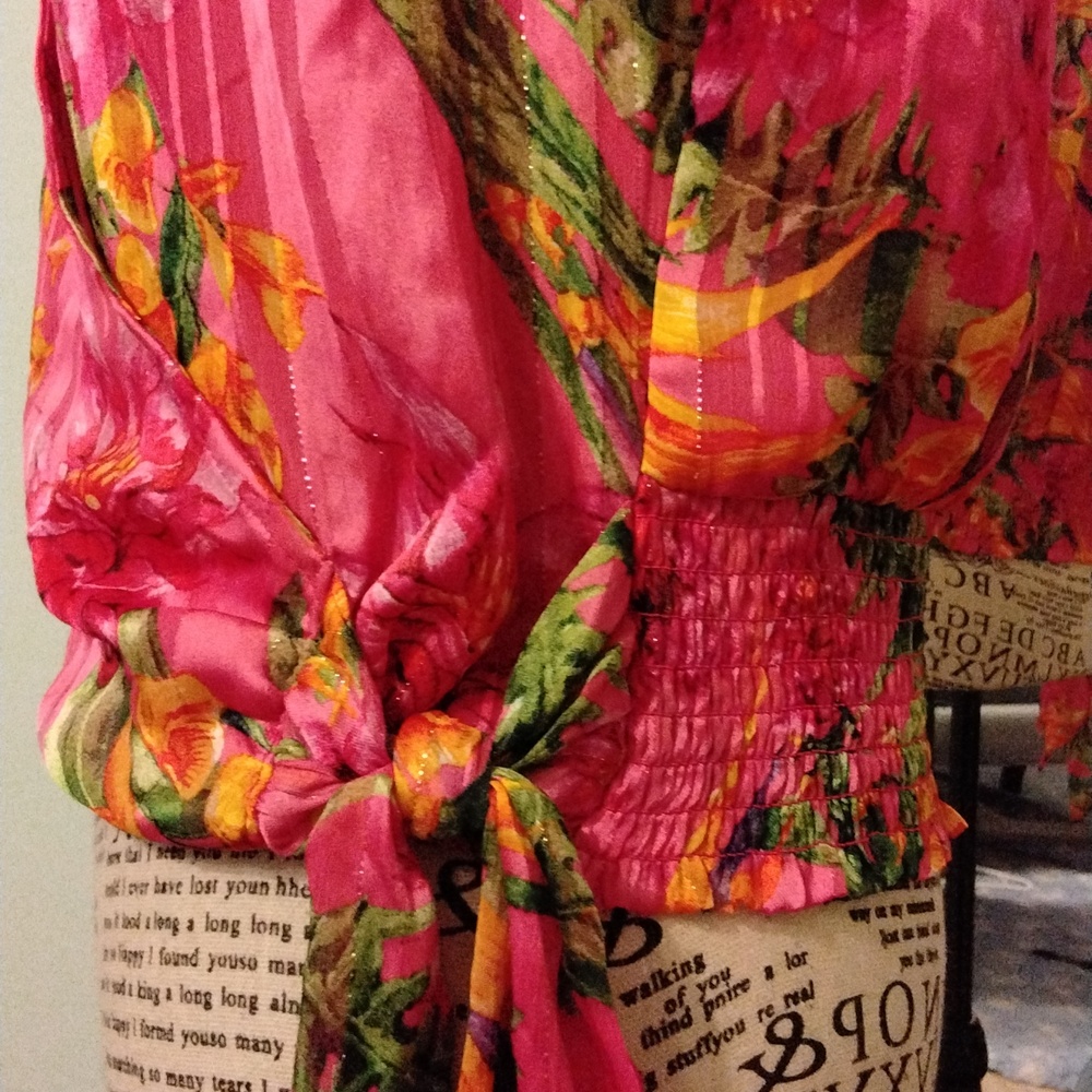 Women's pink floral top by cupcakes and cashmere size M NWT - Picture 3 of 4
